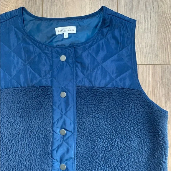Northern Reflections Navy Quilted Sherpa Vest - Picture 9 of 17